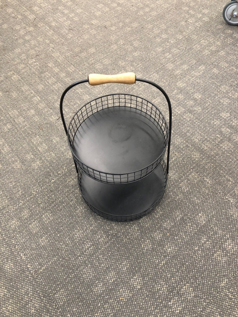 2-TIER METAL DISPLAY.