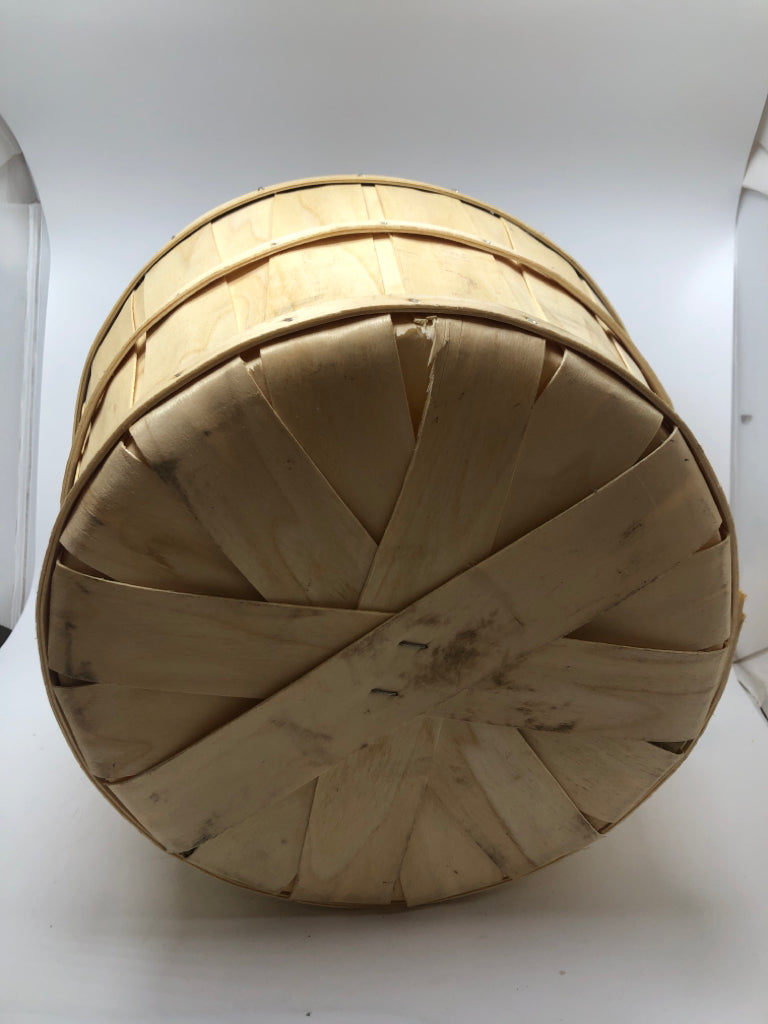LIGHT WOOD BUSHEL BASKET W METAL HANDLES.