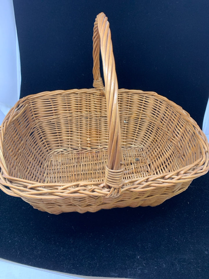 WICKER GATHERING BASKET W A HANDLE.