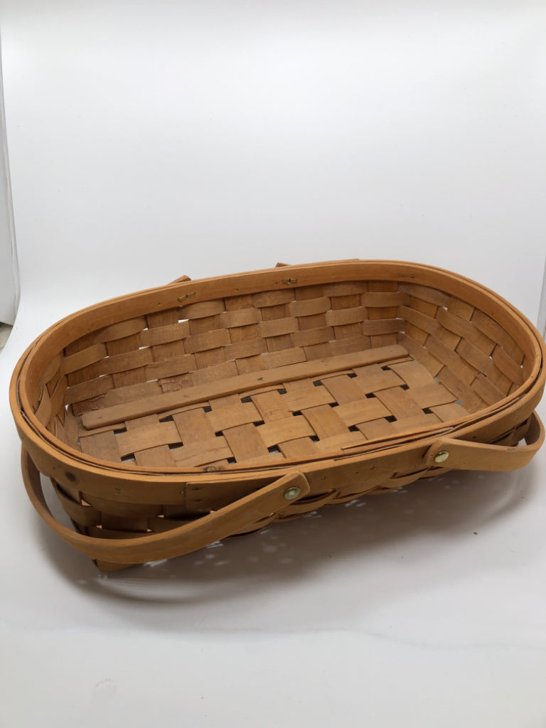 WOVEN BASKET TRAY W/HANDLES.