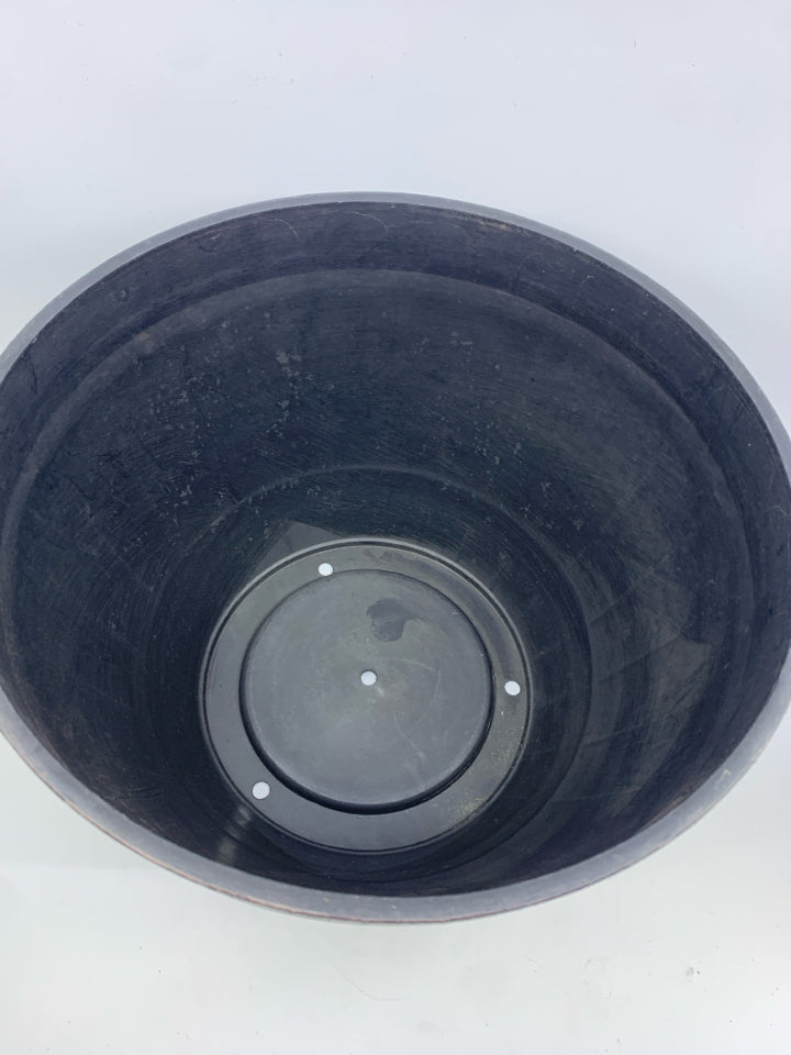 BLACK BARREL PATTERN PLASTIC PLANTER.