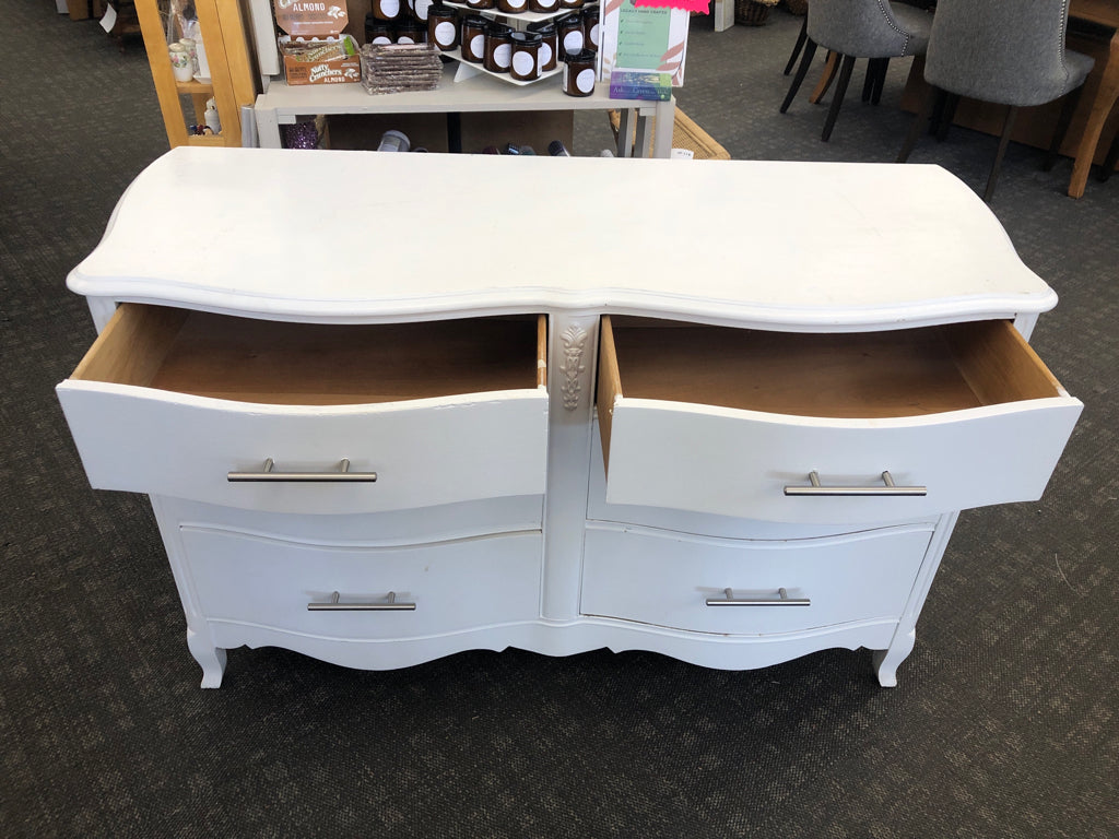 6 DRAWER PAINTED WOOD DRESSER W/ SILVER HARDWARE.