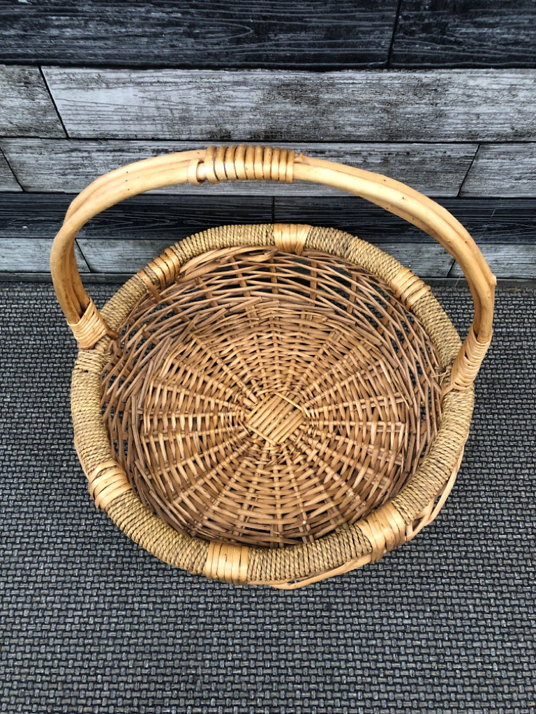 RED TONE WOVEN BASKET W HANDLE.