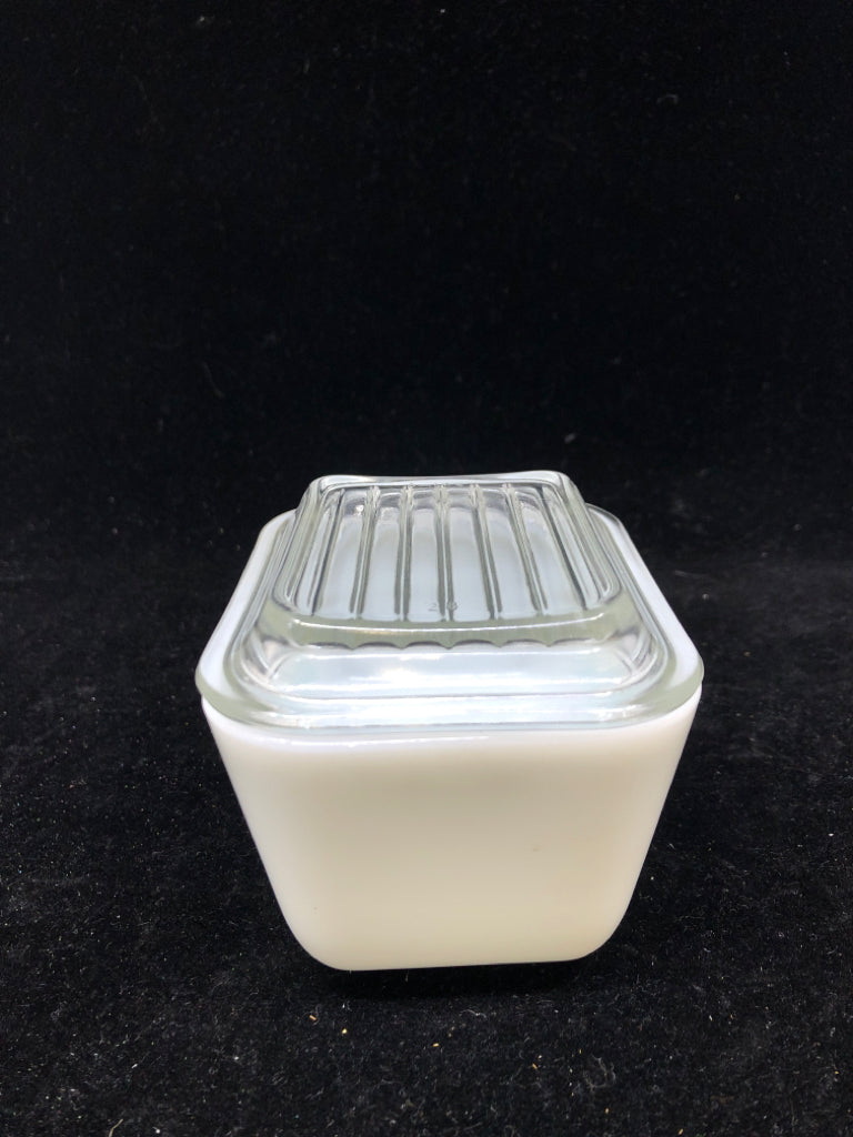 VTG SMALL SQUARE PYREX AMISH BUTTERPRINT FRIDGE DISH W LID.