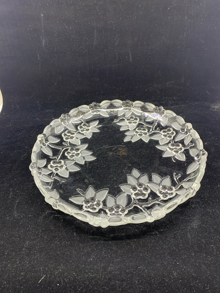 MIKASA EMBOSSED FLOWER CIRCLE SERVING TRAY SCALLOP EDGE.