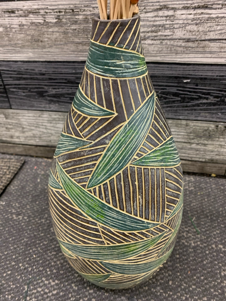 GREEN AND GREY DECORATIVE PLANT W DRIED STEMS.