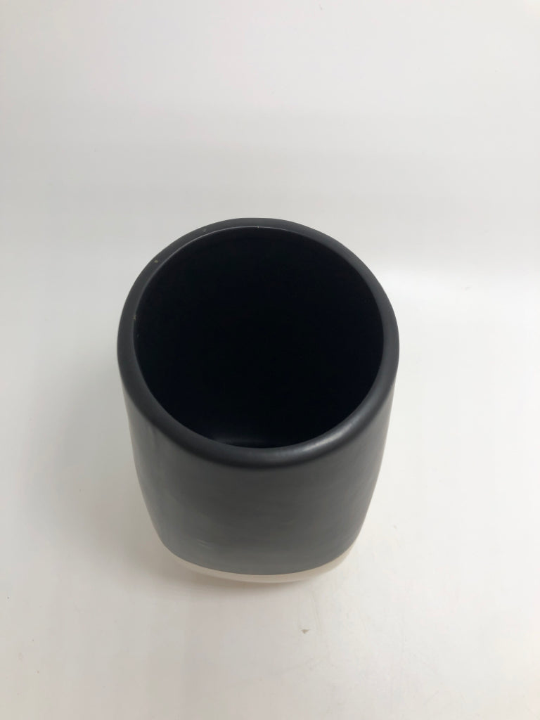 B&W CERAMIC VASE.