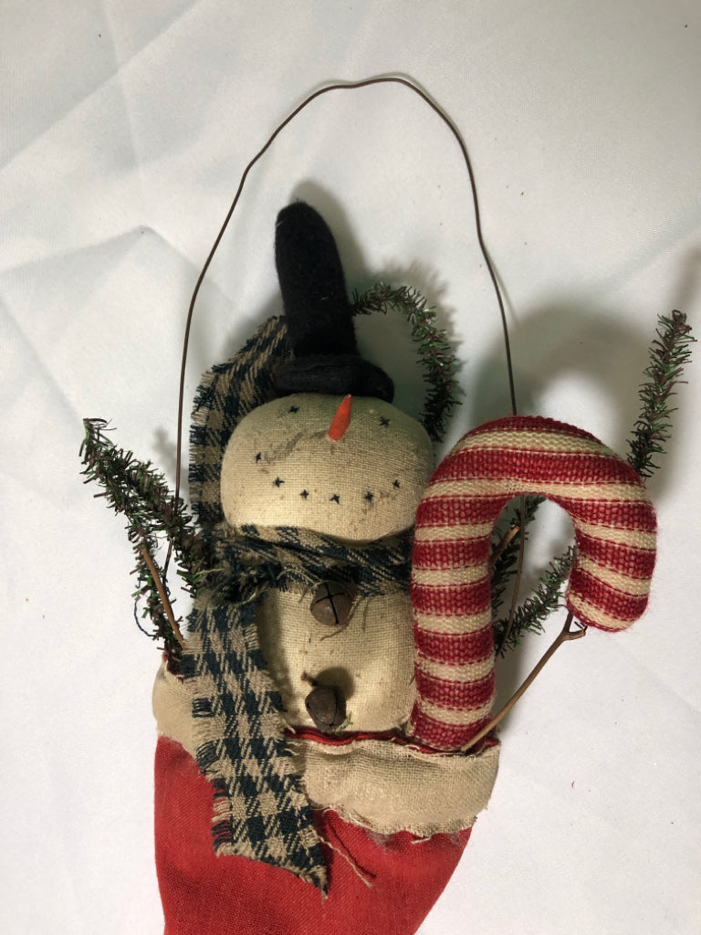 PRIMITIVE SNOWMAN IN HAT DECOR.
