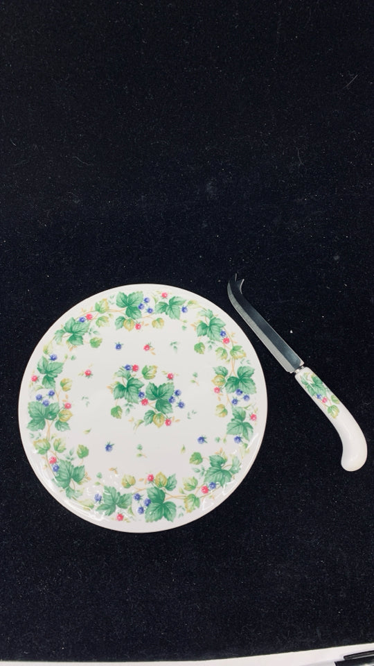 2PC CERAMIC CHEESE BOARD AND KNIFE WITH BERRIES DESIGN.