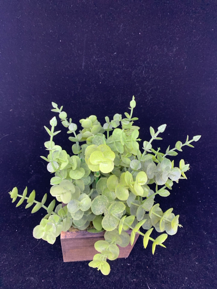 FAUX GREENERY IN WOOD SQUARE PLANTER.