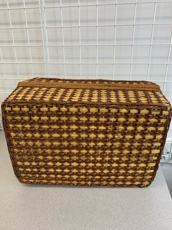 2-TONED WICKER PICNIC BASKET W/NIP PLATES SERVICE FOR 4.