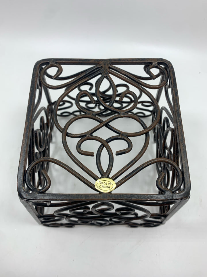 SM METAL SCROLL PLANT HOLDER.