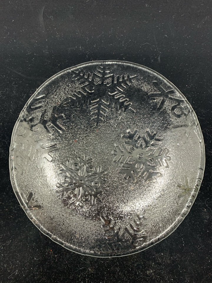 4 SNOWFLAKE LUNCH PLATES.