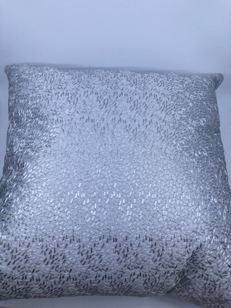 SILVER SQUARE PILLOW W/ LINES.