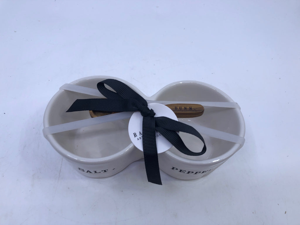 NIP SALT AND PEPPER HOLDER.