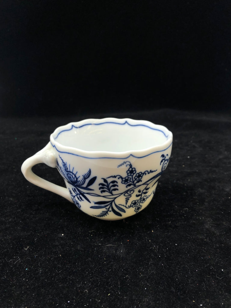 VTG BLUE AND WHITE VIDALLIA ONION PATTERN SMALL MUG.