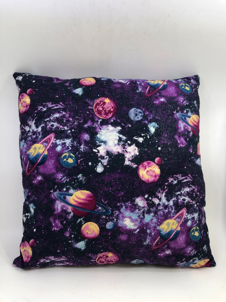GALAXY PRINT ACCENT PILLOW.