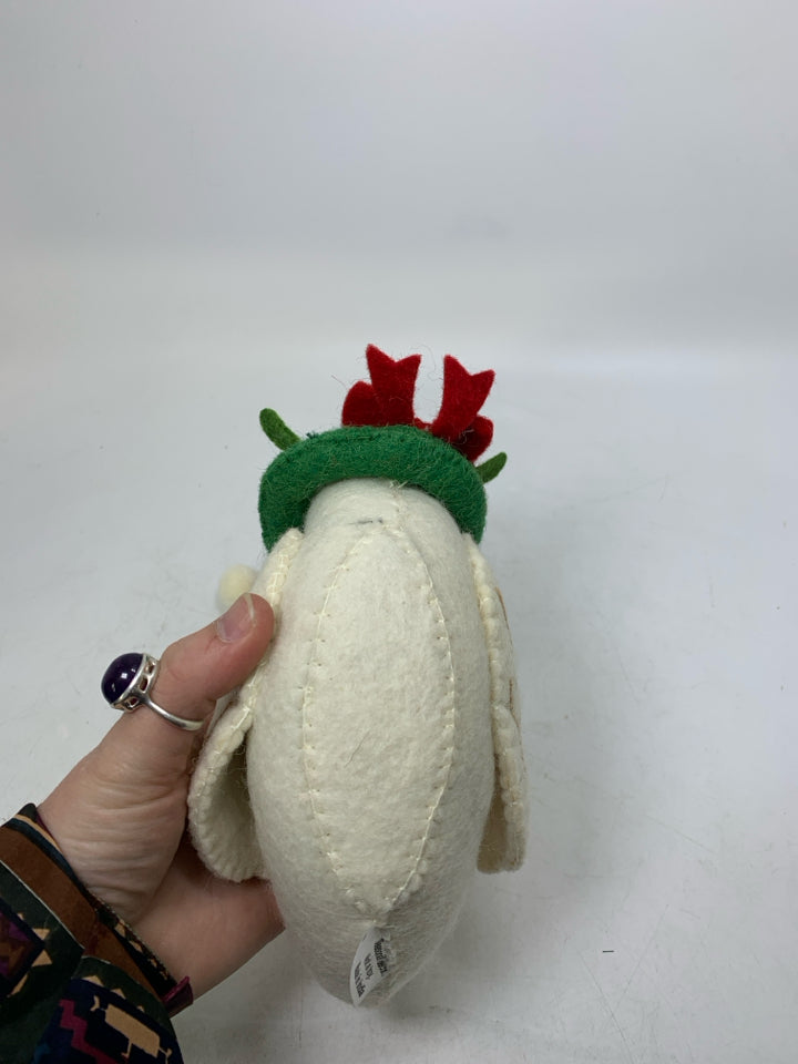 FELT SWAN W/ WREATH & SANTA HAT.