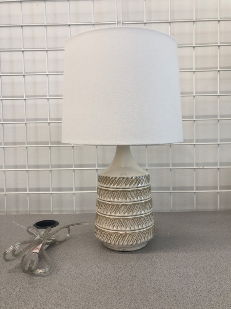 SM TEXTURED WHITE GLAZED LAMP.