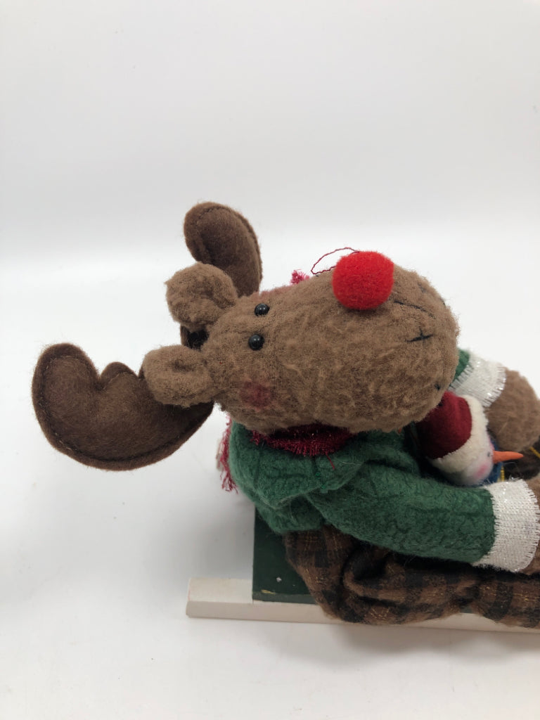 PLUSH REINDEER W/SNOWMAN SLEDDING.