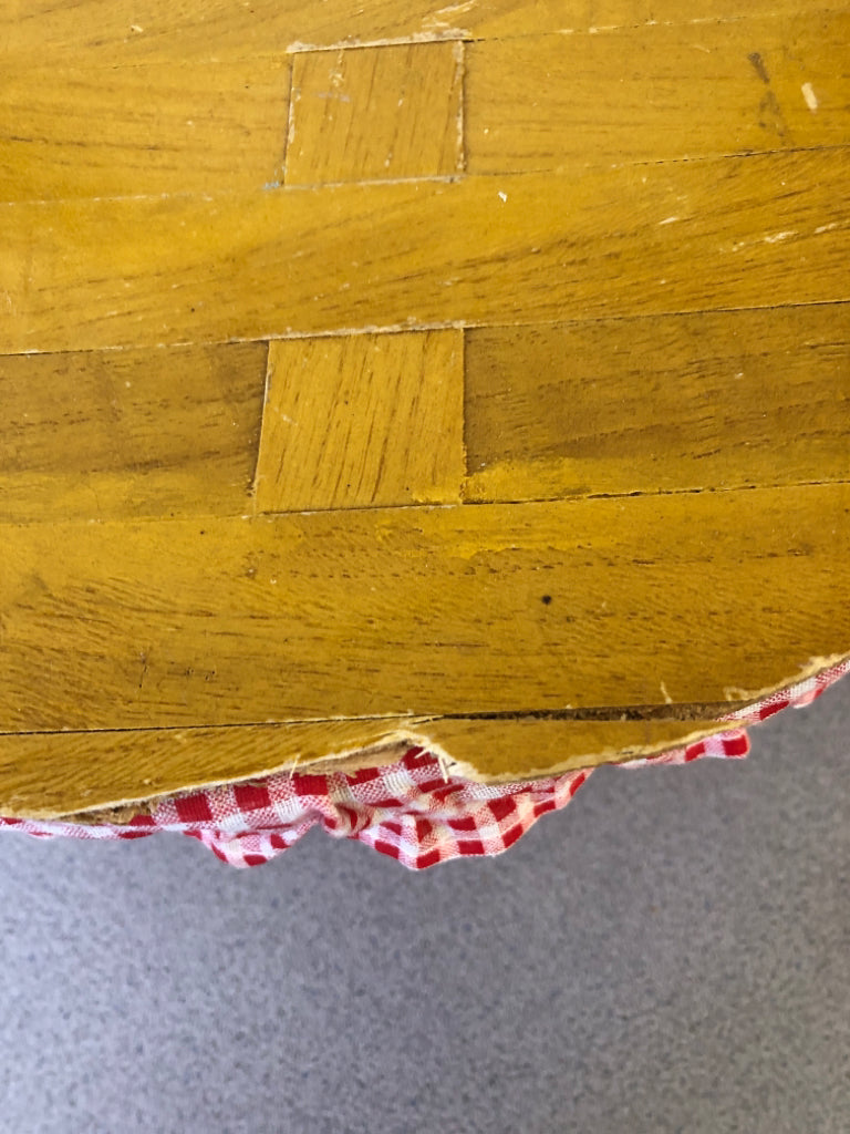 WOVEN FLIP TOP PICNIC BASKET W RED PLAID LINER.