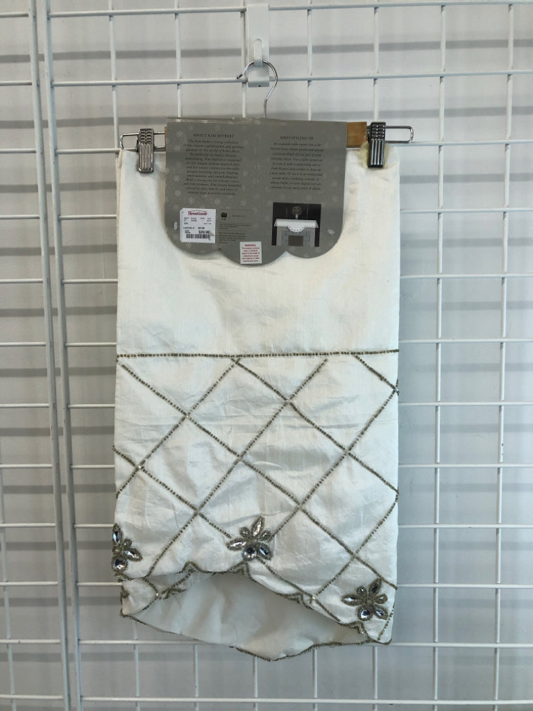 NIP WHITE DIAMOND MANTLE SCARF.