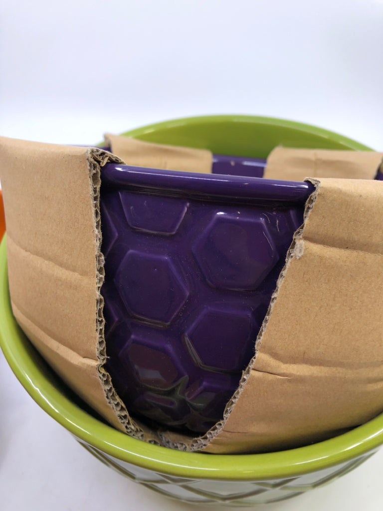 4 COLORFUL NESTING BOWLS.
