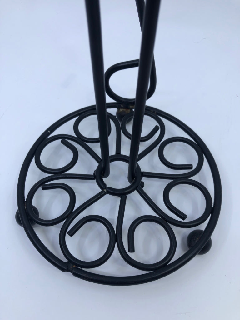 BLACK SCROLL STYLE PAPER TOWEL HOLDER.