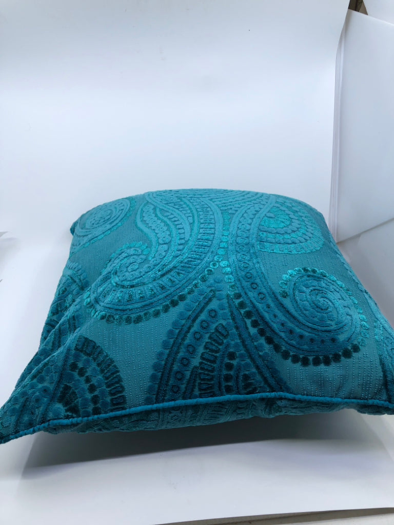 TEAL VELVET CIRCLE SWIRL DESIGN ACCENT PILLOW.