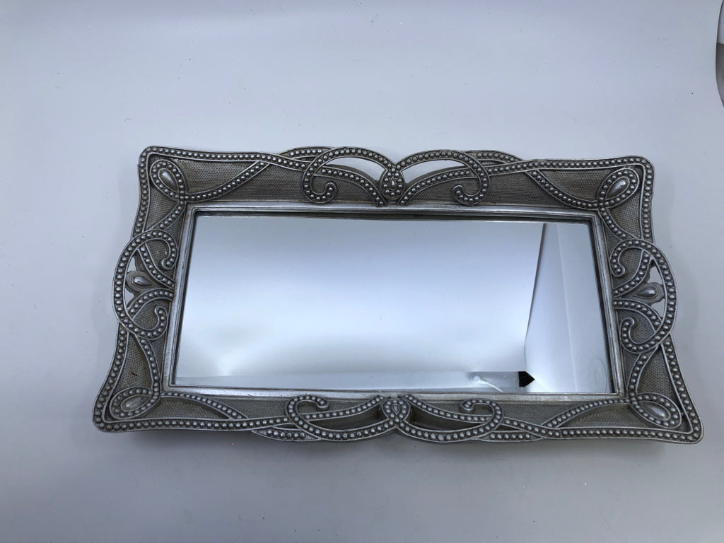 RECTANGLE SILVER MIRRORED TRAY.