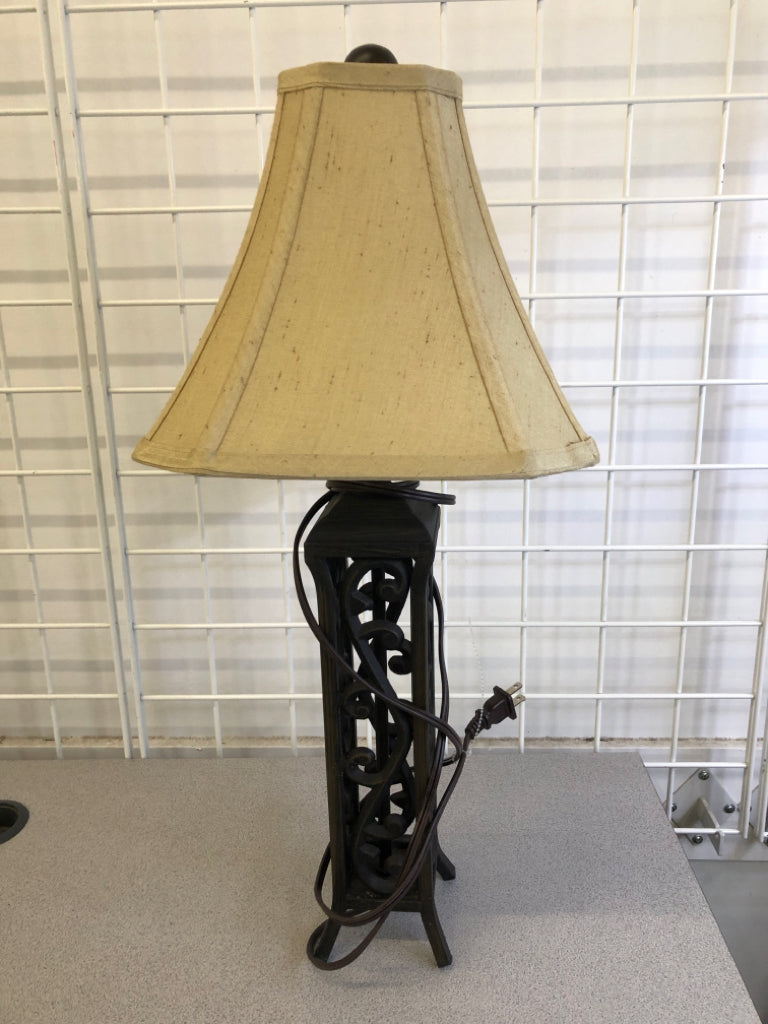 HEAVY METAL SCROLL BLACK BASE LAMP W CREAM SHADE.