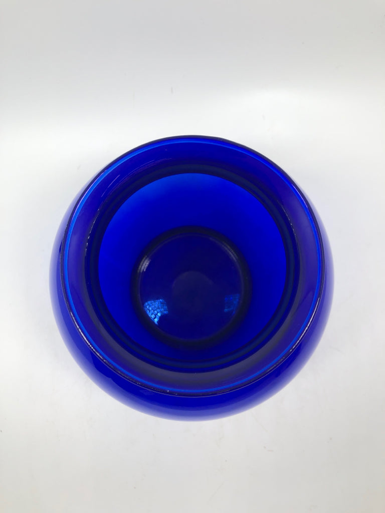 SM BLUE GLASS VASE.
