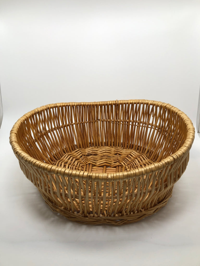 WICKER OVAL BASKET.
