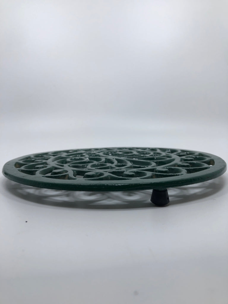 DK GREEN METAL ROUND TRIVET.