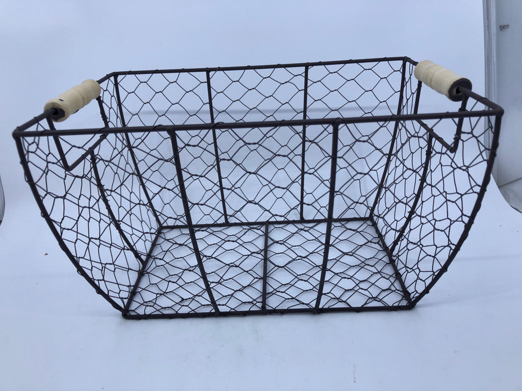 BROWN CHICKEN WIRE BASKET W WOOD HANDLES.