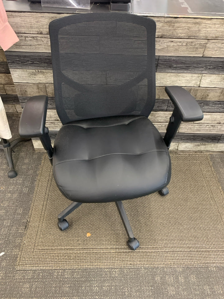 MESH BLACK FAUX LEATHER SEAT OFFICE CHAIR.