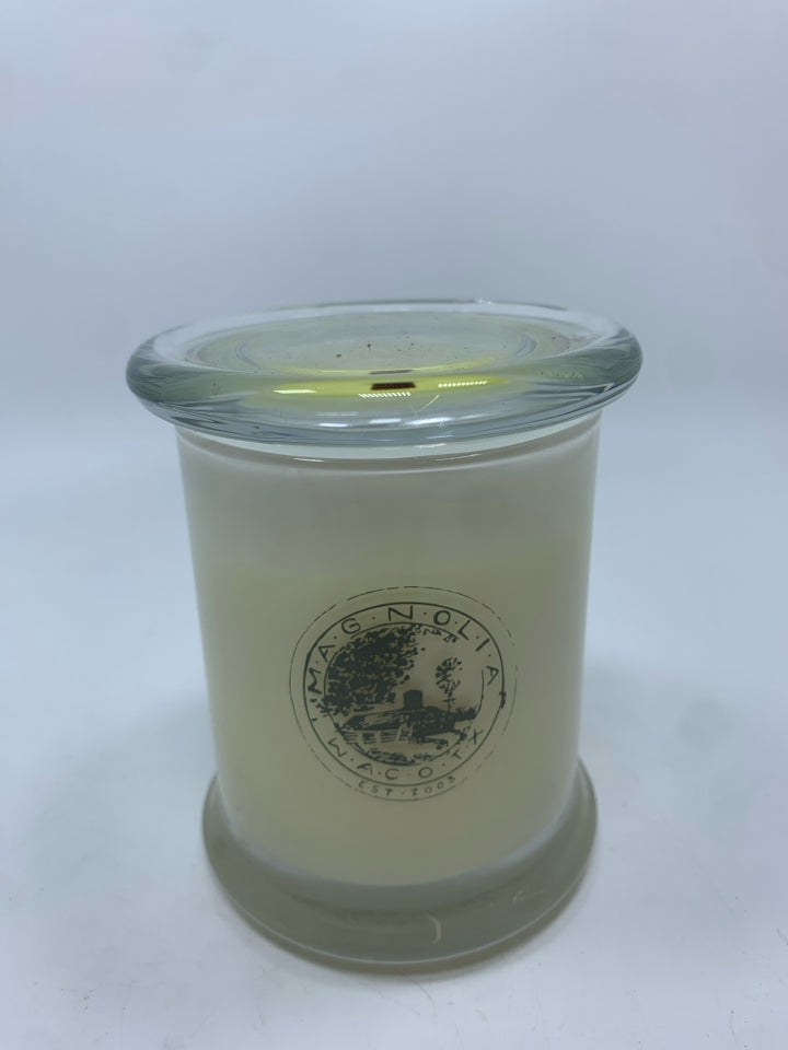 MAGNOLIA SIGNATURE VELVET CANDLE.