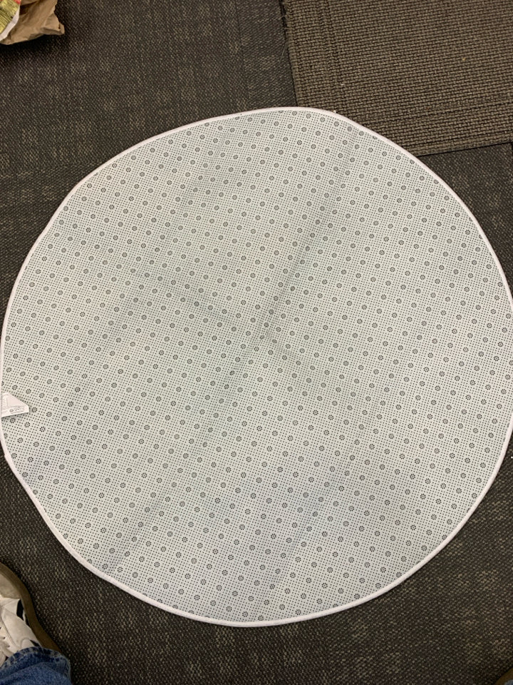 CIRCLE RUG W/ SPECKLED CHICKEN.