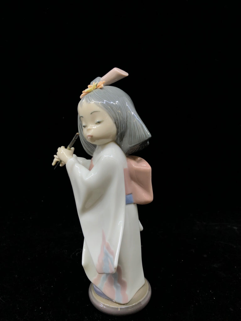 LLADRO LITTLE ASIAN GIRL PLAYING FLUTE.