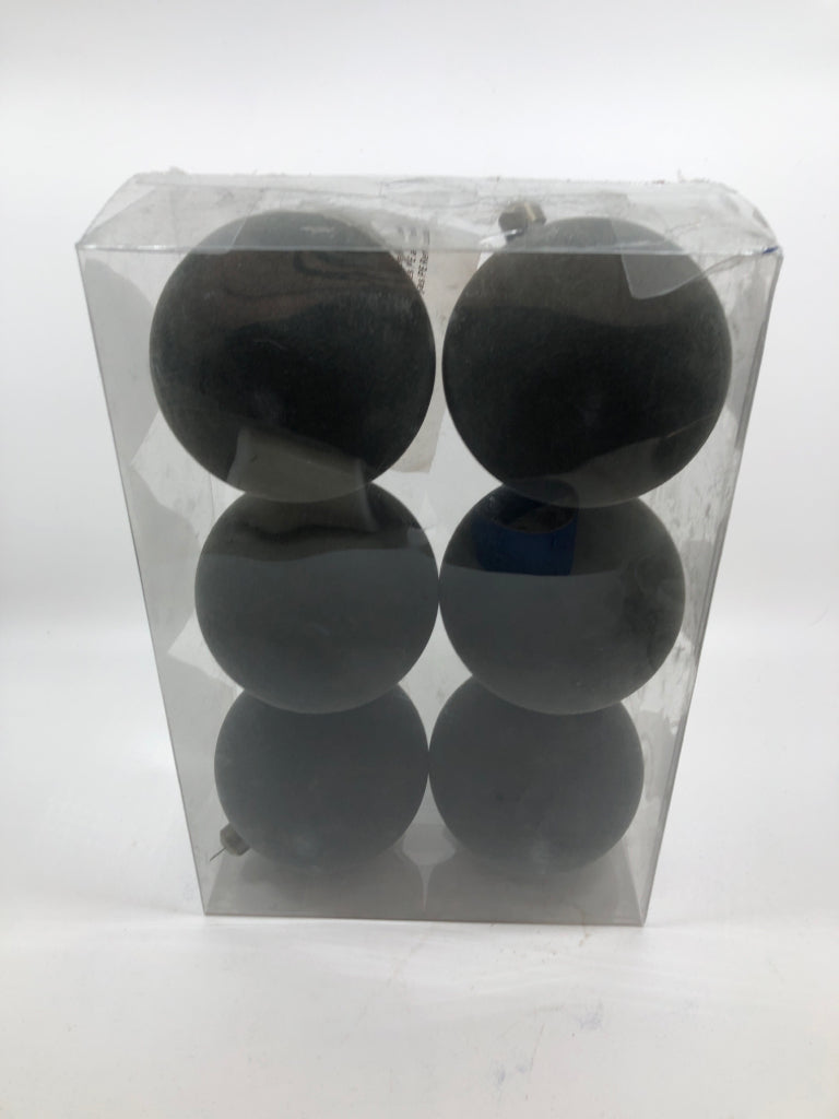 6 GRAY VELVET ORNAMENTS IN BOX.