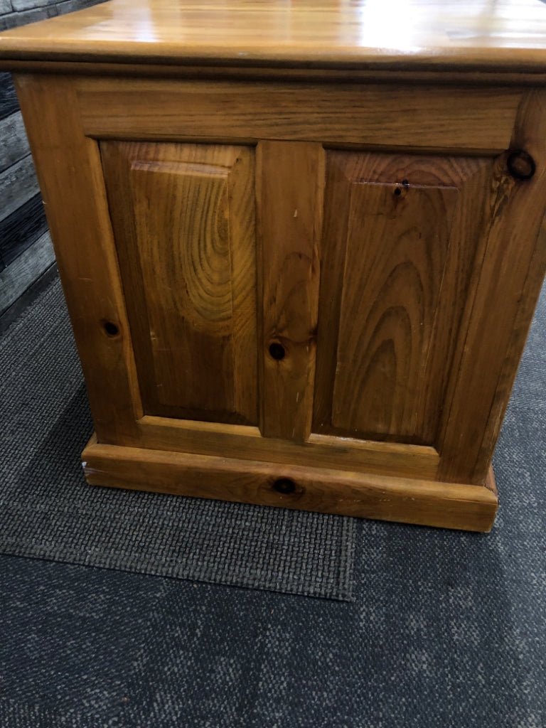 LIGHT WOOD STORAGE END TABLE W/DRAWER.