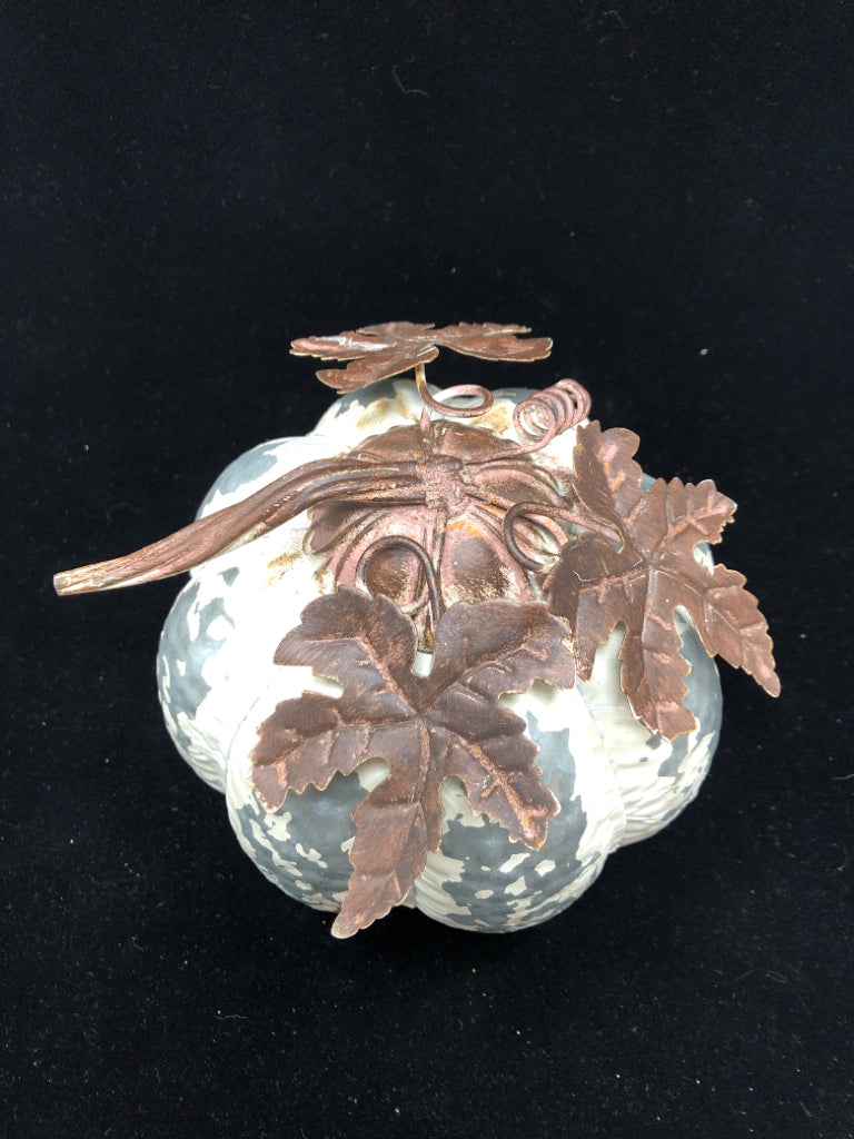 SM WHITE METAL PUMPKIN WITH WELDED LEAVES.
