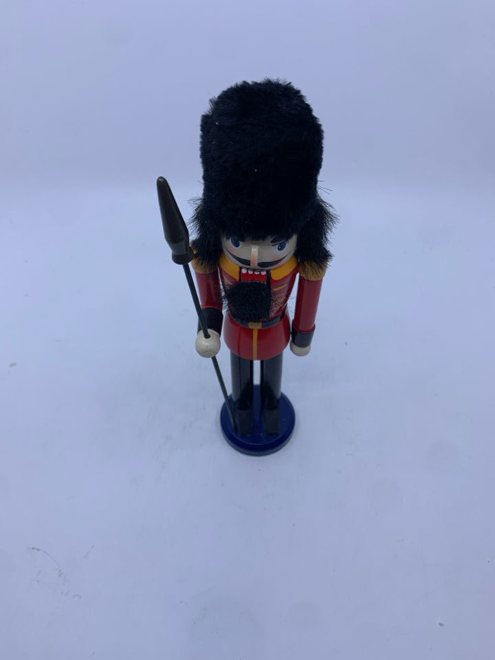 SLIM NUTCRACKER W/ STAKE+BLACK HAT.