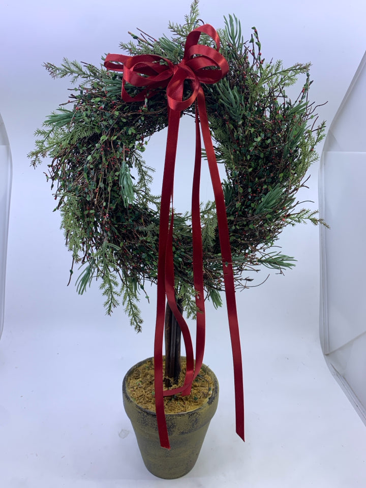 SMALL WREATH IN PLANTER.
