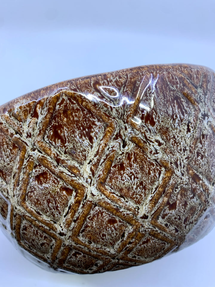 BROWN SPECKLED BOWL DIAMOND PATTERN.