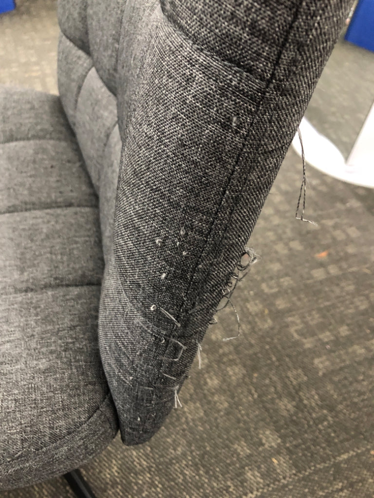 WIDE ARMLESS GREY FABRIC CHAIR.