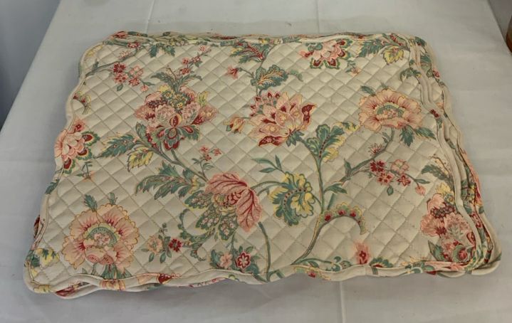 6 FLORAL PATTERN RECTANGLE PLACE MATS.