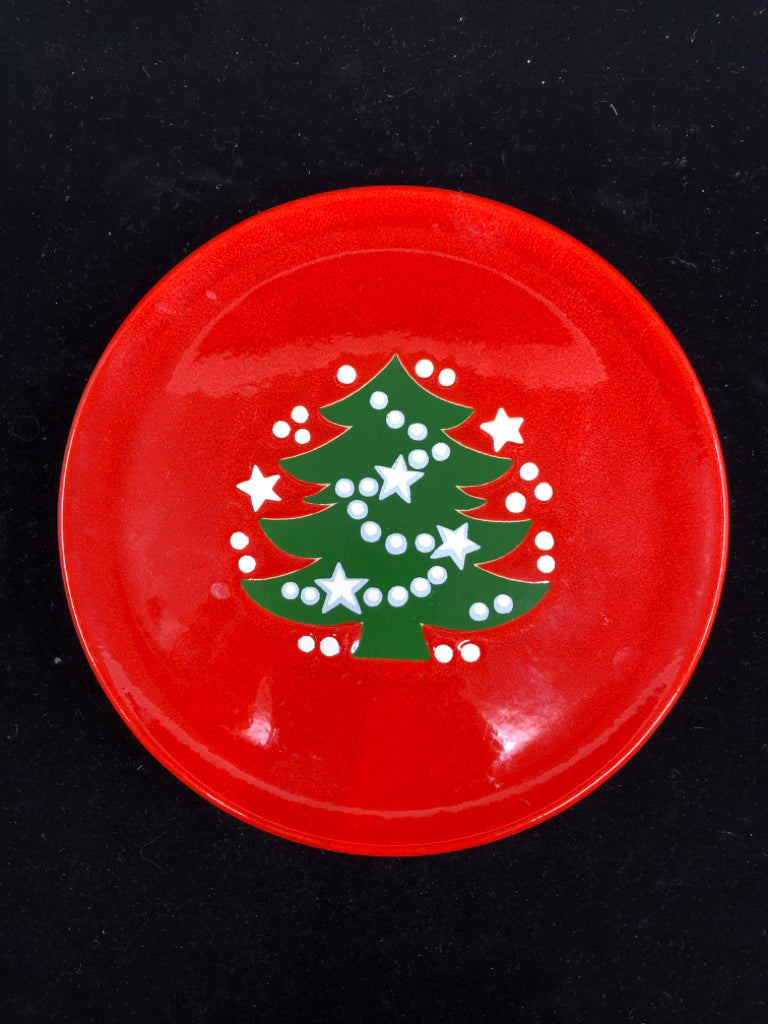 4 RED CERAMIC CHRISTMAS LUNCH PLATES W TREE.