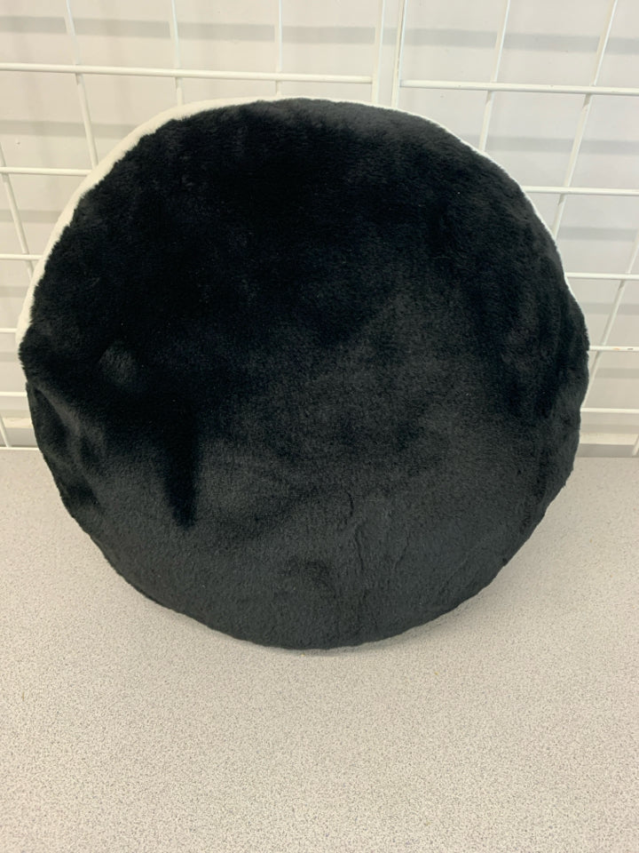 YING-YANG FLUFF PILLOW.