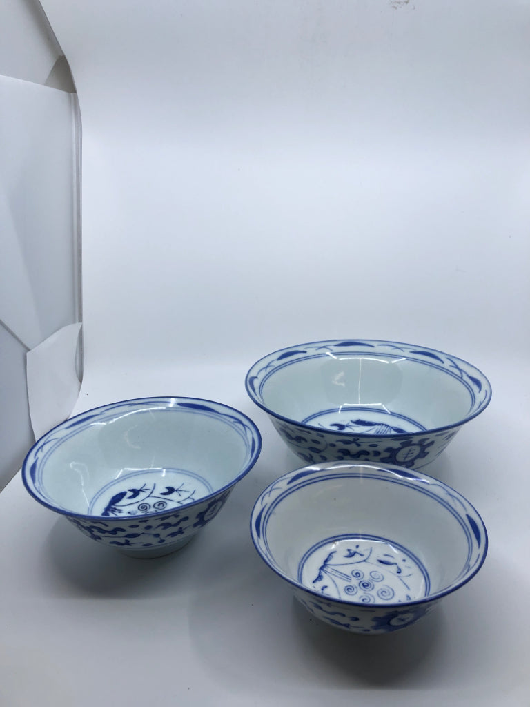 3 BLUE AND WHITE NESTING BOWLS.